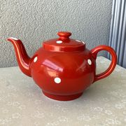Théière rouge à pois blanc vintage