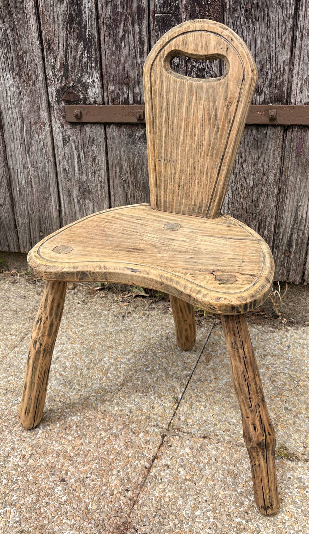 Chaise d’enfant rustique artisanale, tree trunk, esprit wabi-sabi