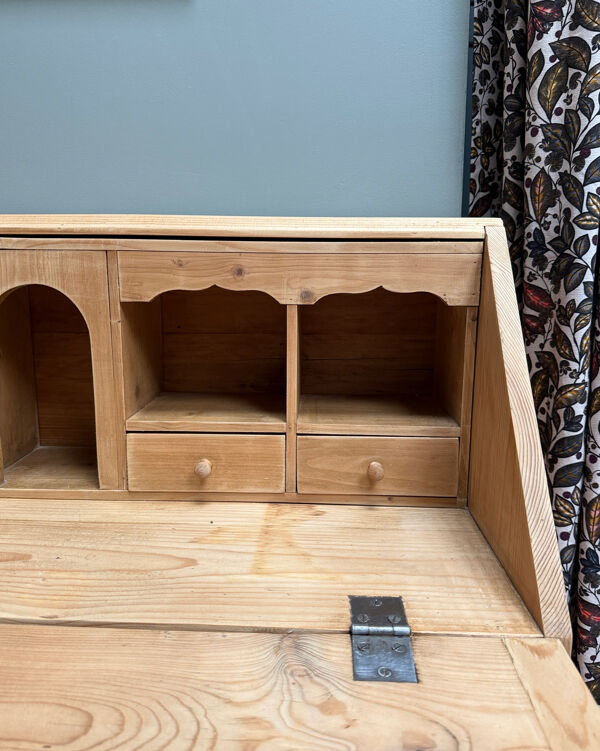Commode anglaise, scriban en pin