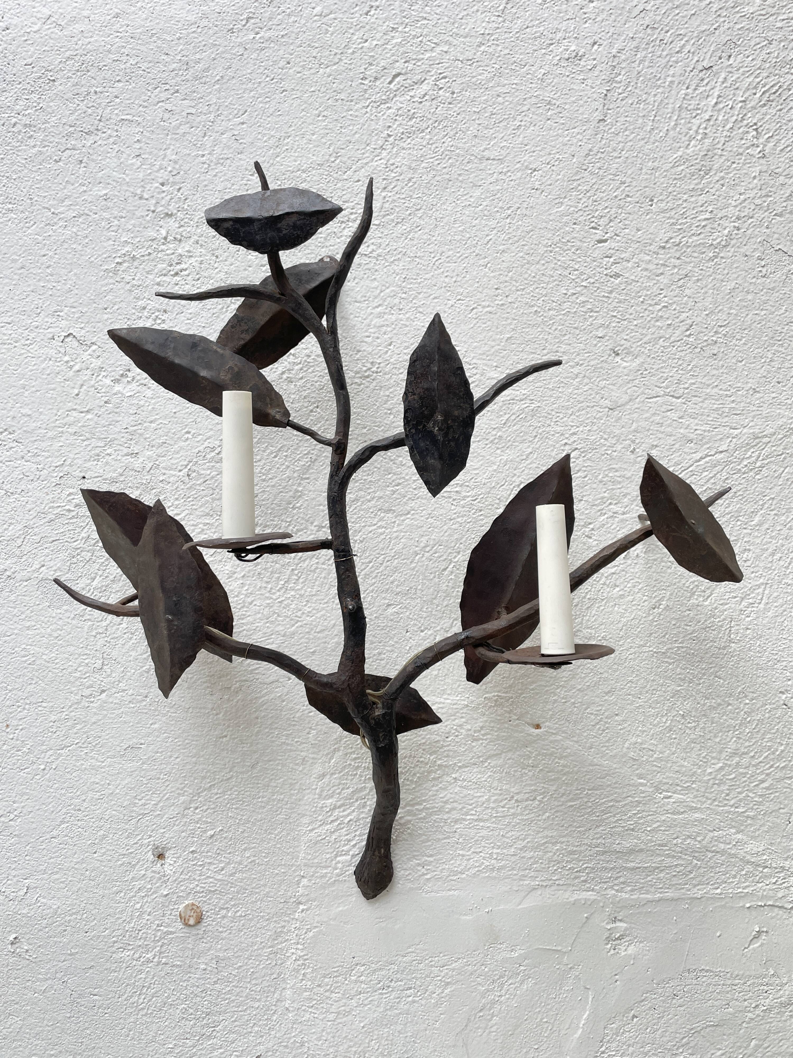 Wall lamp in wrought iron.