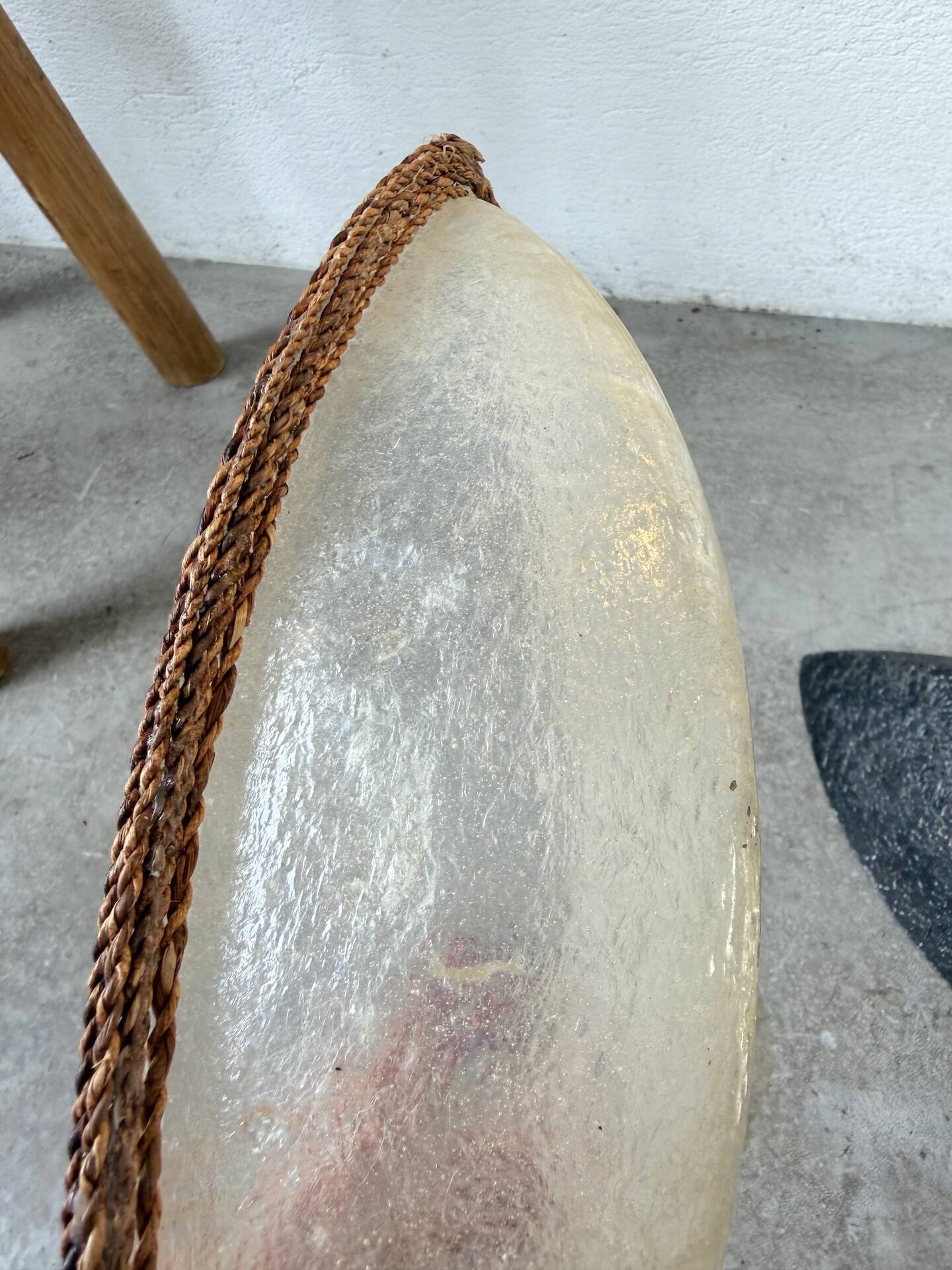 Lampadaire bronze et corde 1970