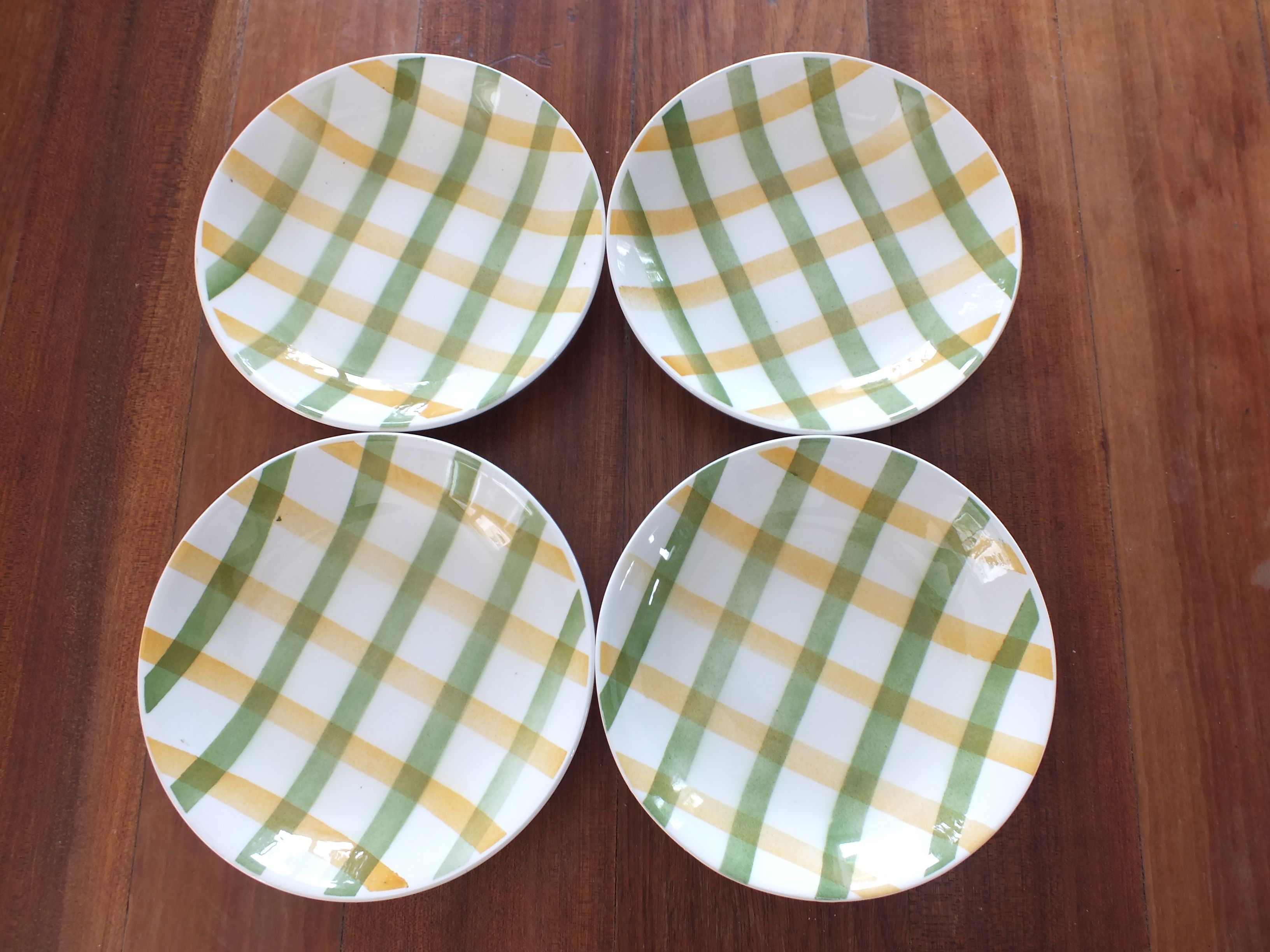 4 Semi-hollow plates with green and yellow checks, Moulin des Loups tea towel