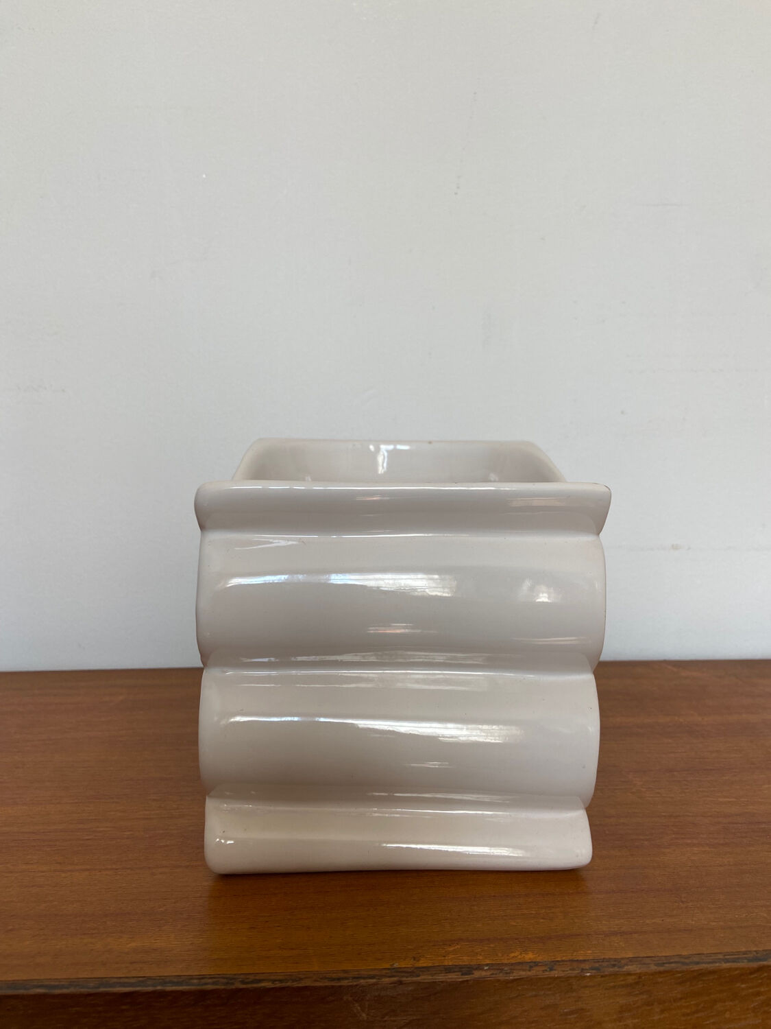 Design pot cover in white ceramic