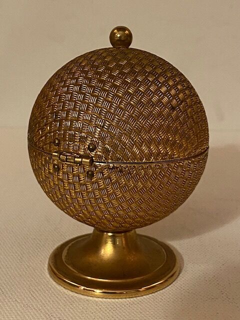 Table lighter, ball-shaped gold color