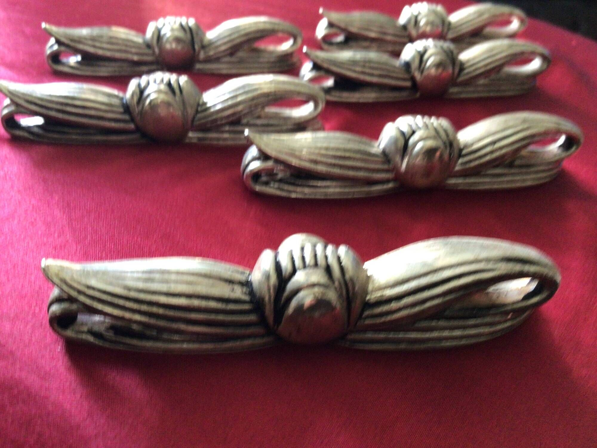 Knife holder with bow pattern