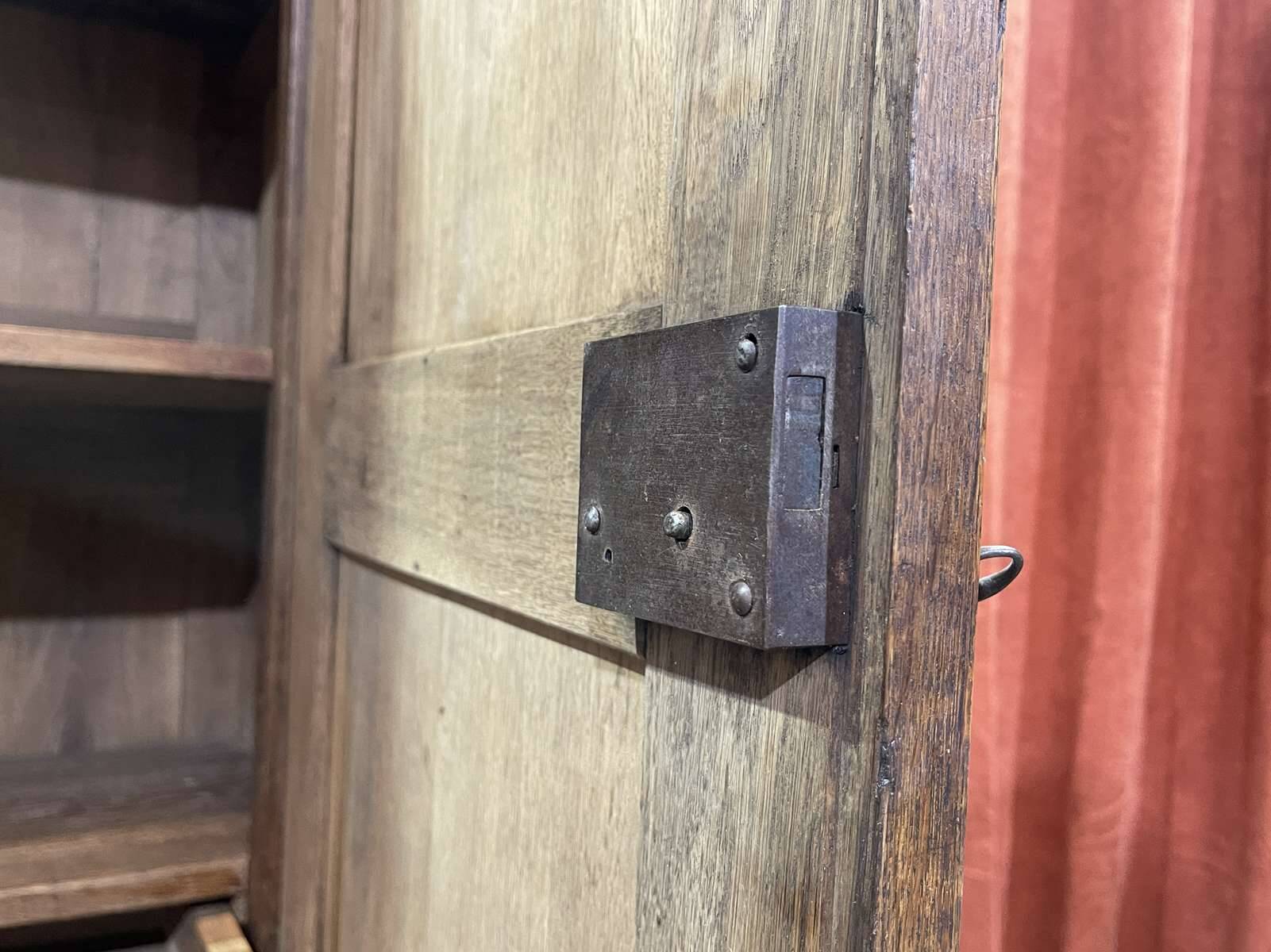 Armoire de mariage Normande sculptée en chêne clair du 19ème siècle