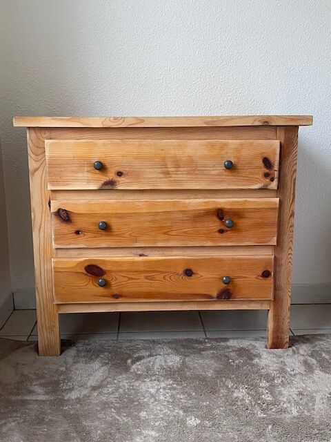 Wooden chest of drawers
