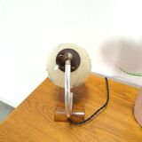Lampe de table avec base en bois et abat-jour en verre avec des détails bleus vintage