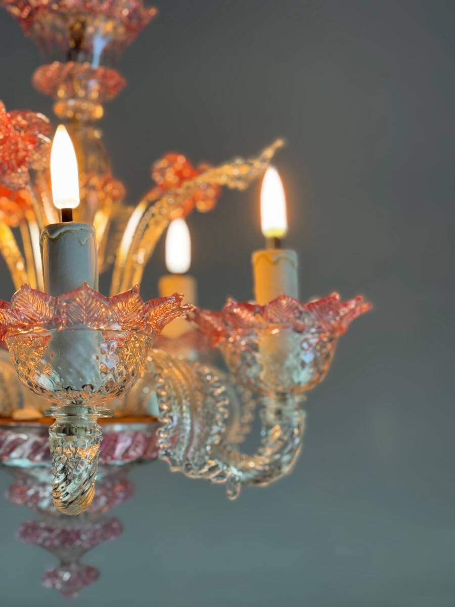 Petit lustre vénitien en verre de Murano incolore et rouge, circa 1950