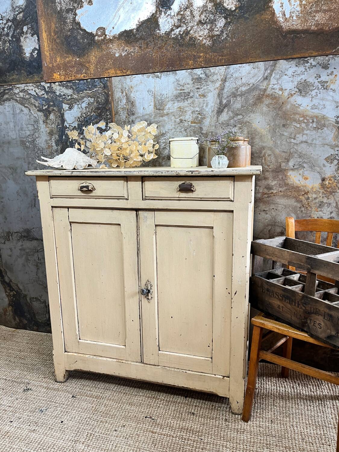 Parisian buffet in its pretty original patina