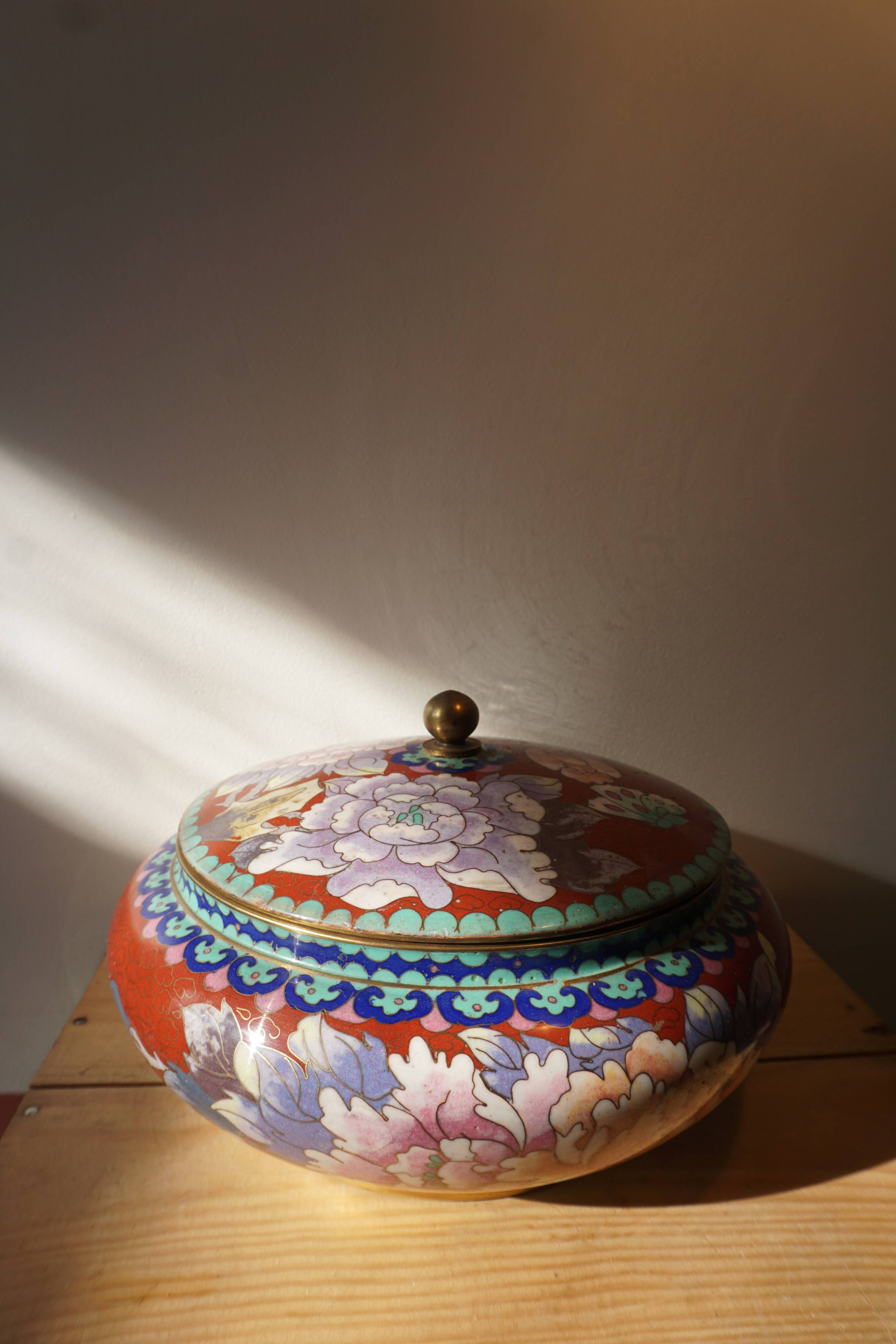 Plat chinois en émaux cloisonnés - seconde moitié du XX° siècle.