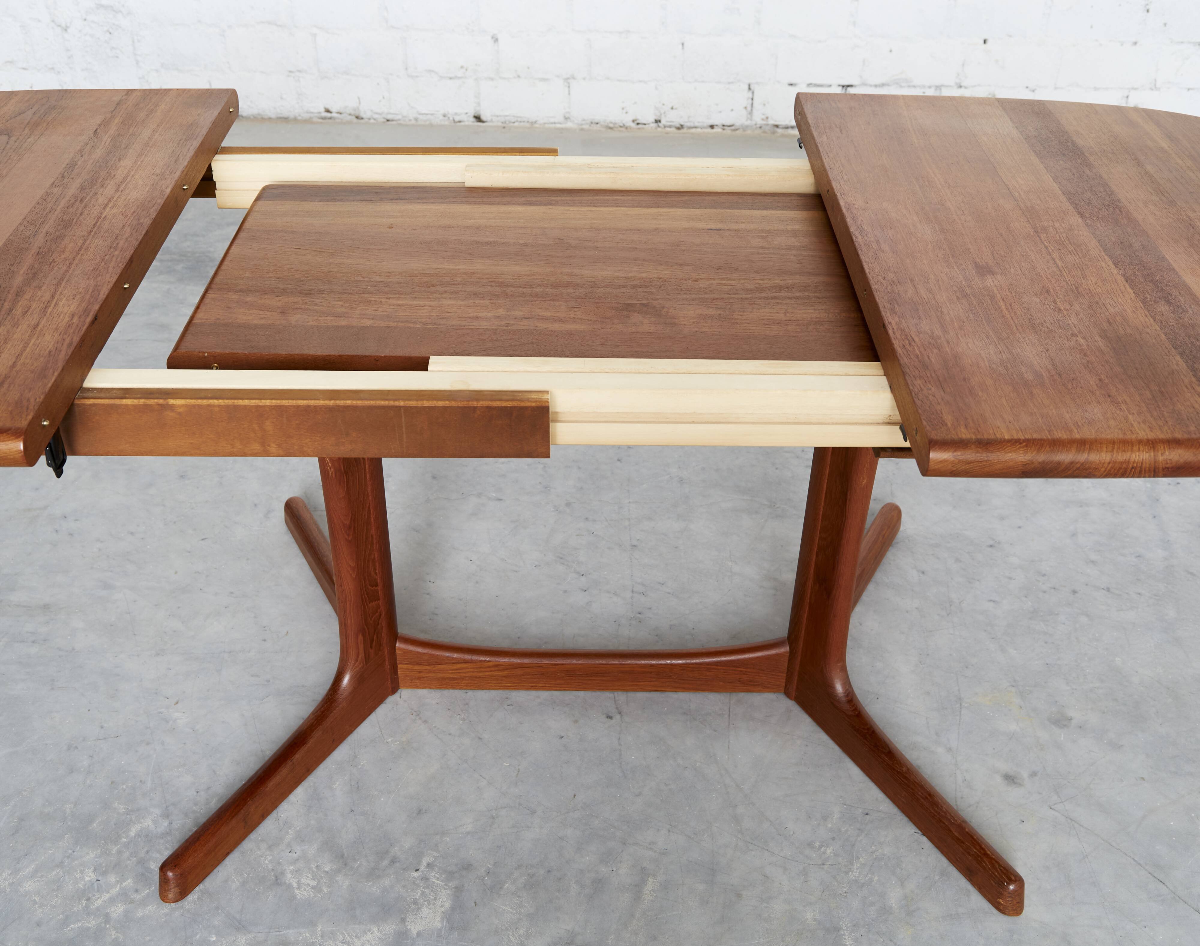 Juul Kristensen superelliptical Mid-Century Dining Table for Glostrup