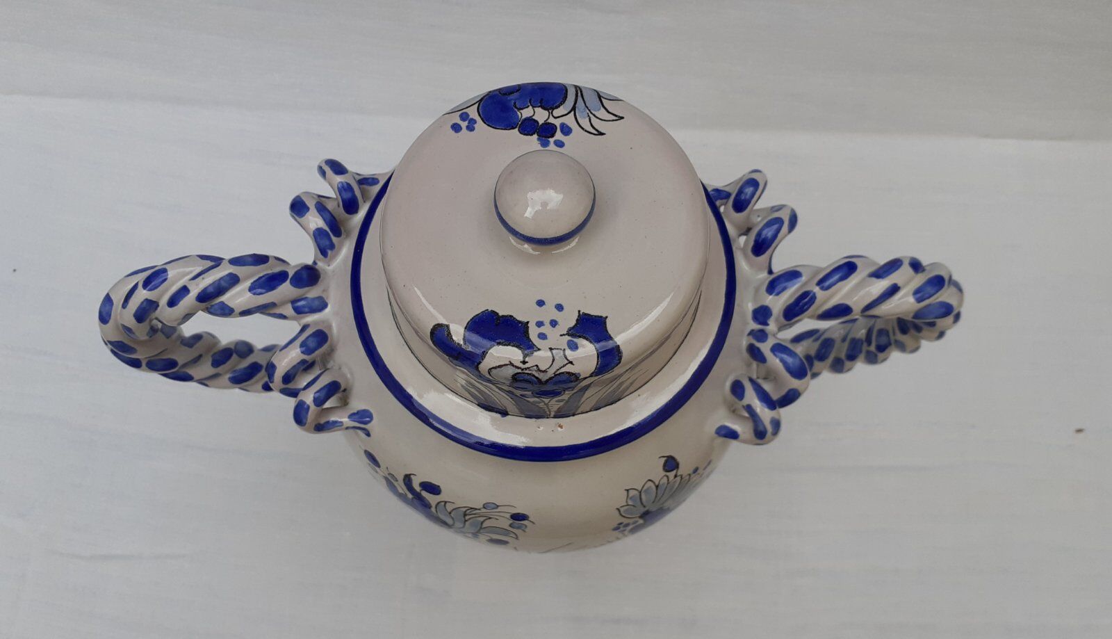 Covered pot in earthenware