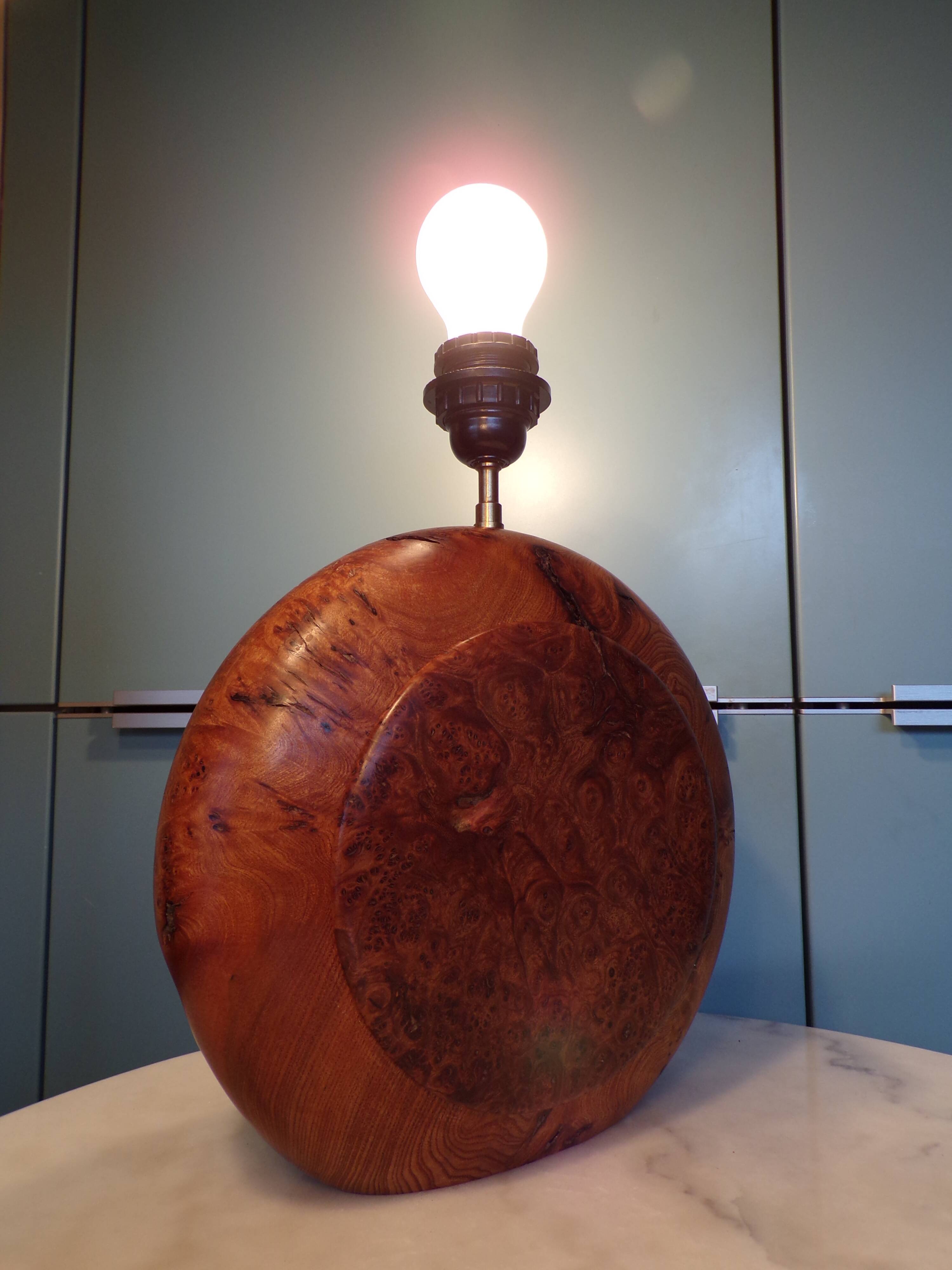 Lamp in elm or thuja wood.