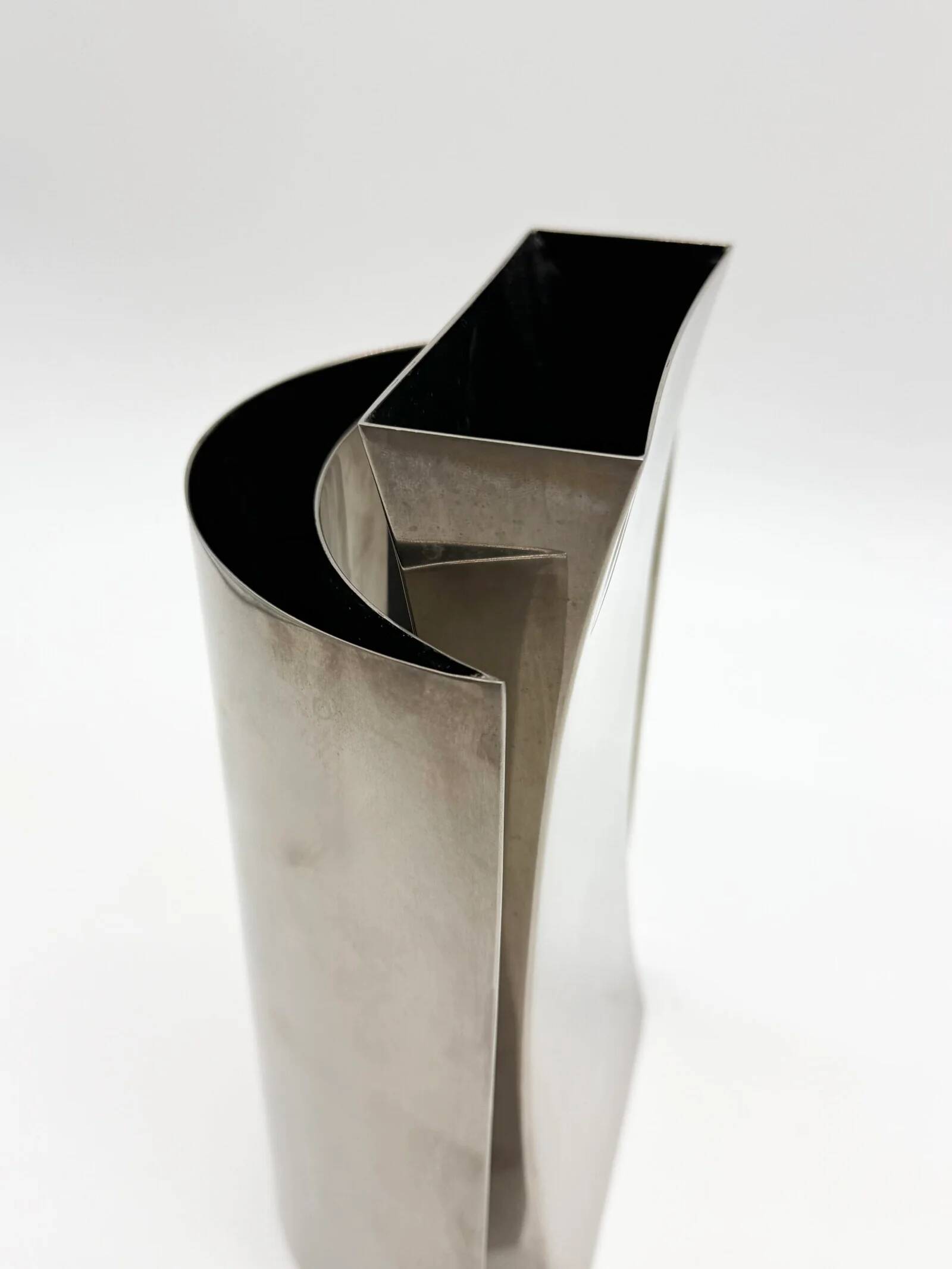 Paire de vases sculpturaux en aluminium, 1980s