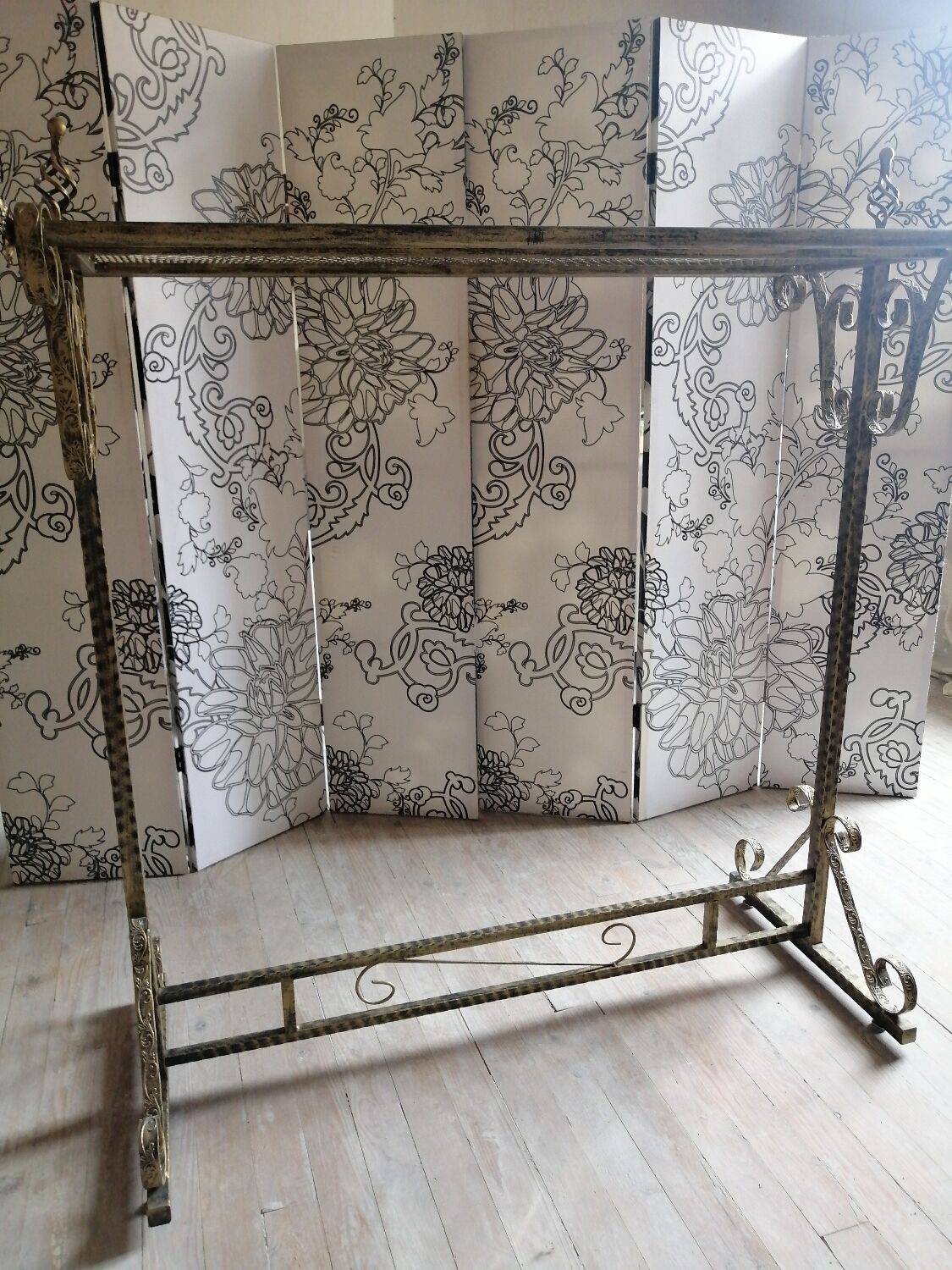 Clothes hanger in metal