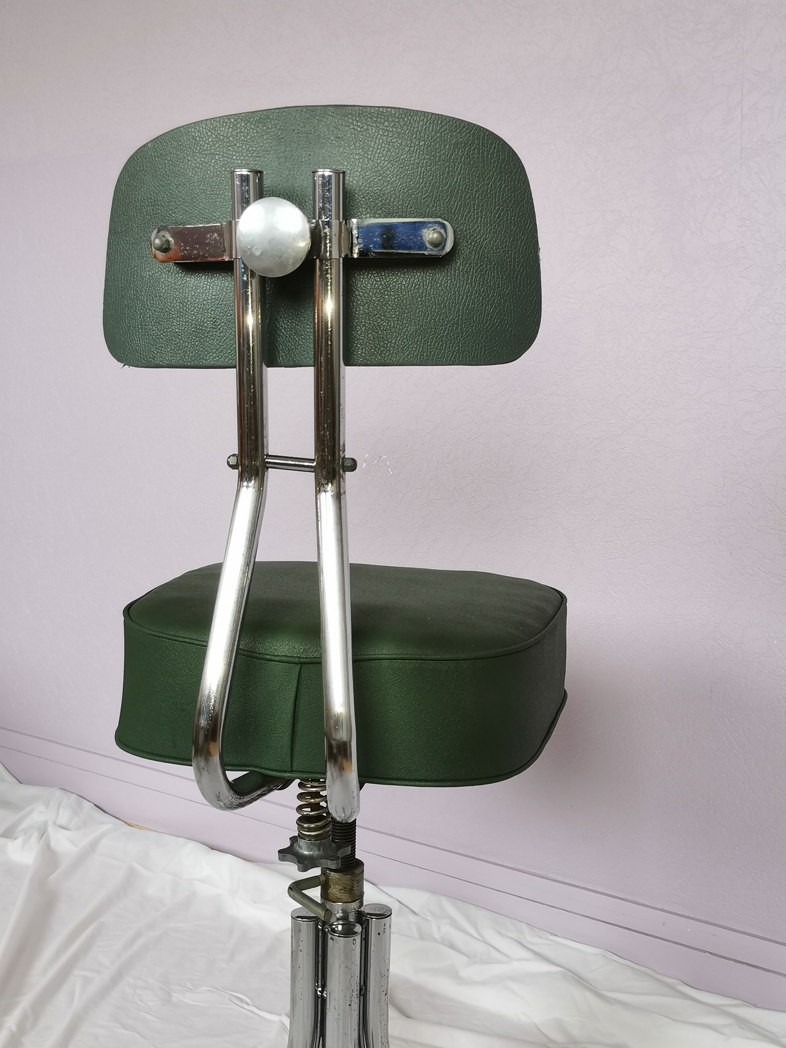 Chaise pivotante en skaï vert et acier chromé, Pullman, 1960