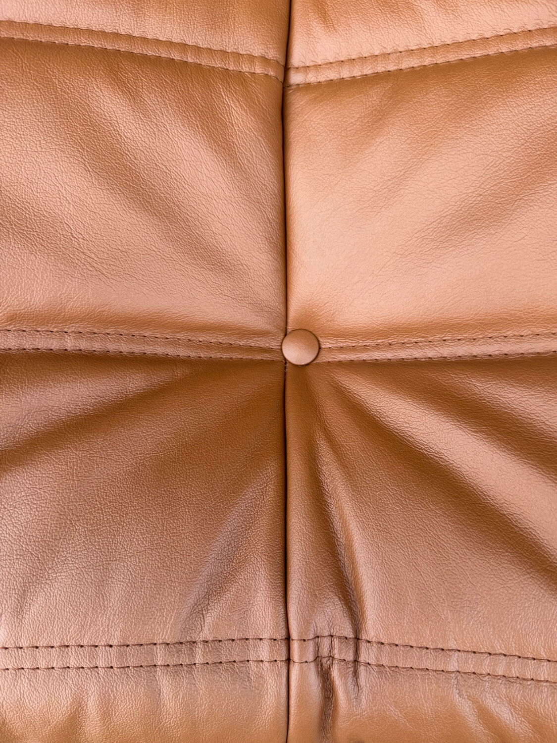 Fauteuil Togo en cuir marron attribué à Michel Ducaroy pour Ligne Roset