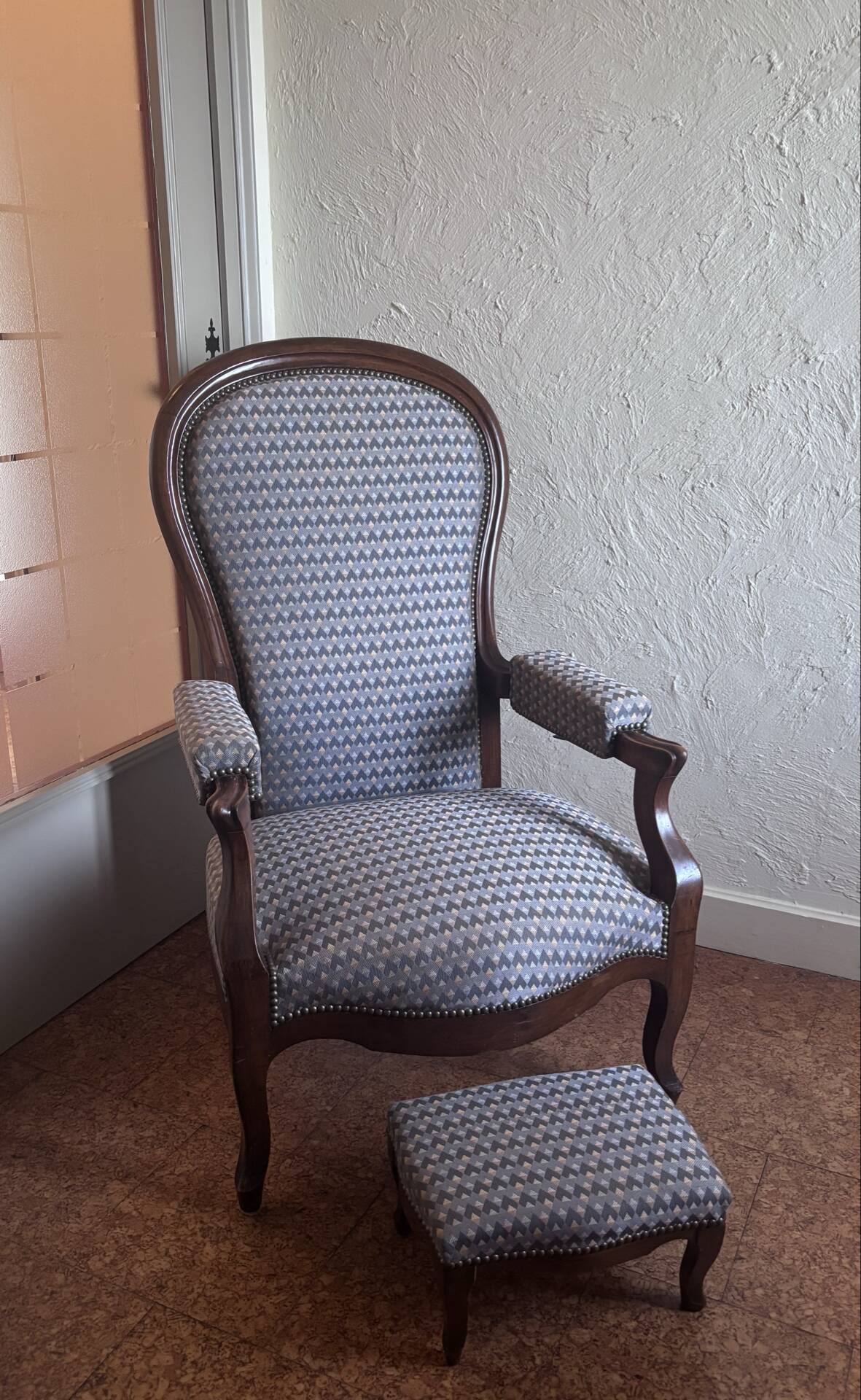 Ensemble fauteuil Voltaire à système inclinable et son repose-pied