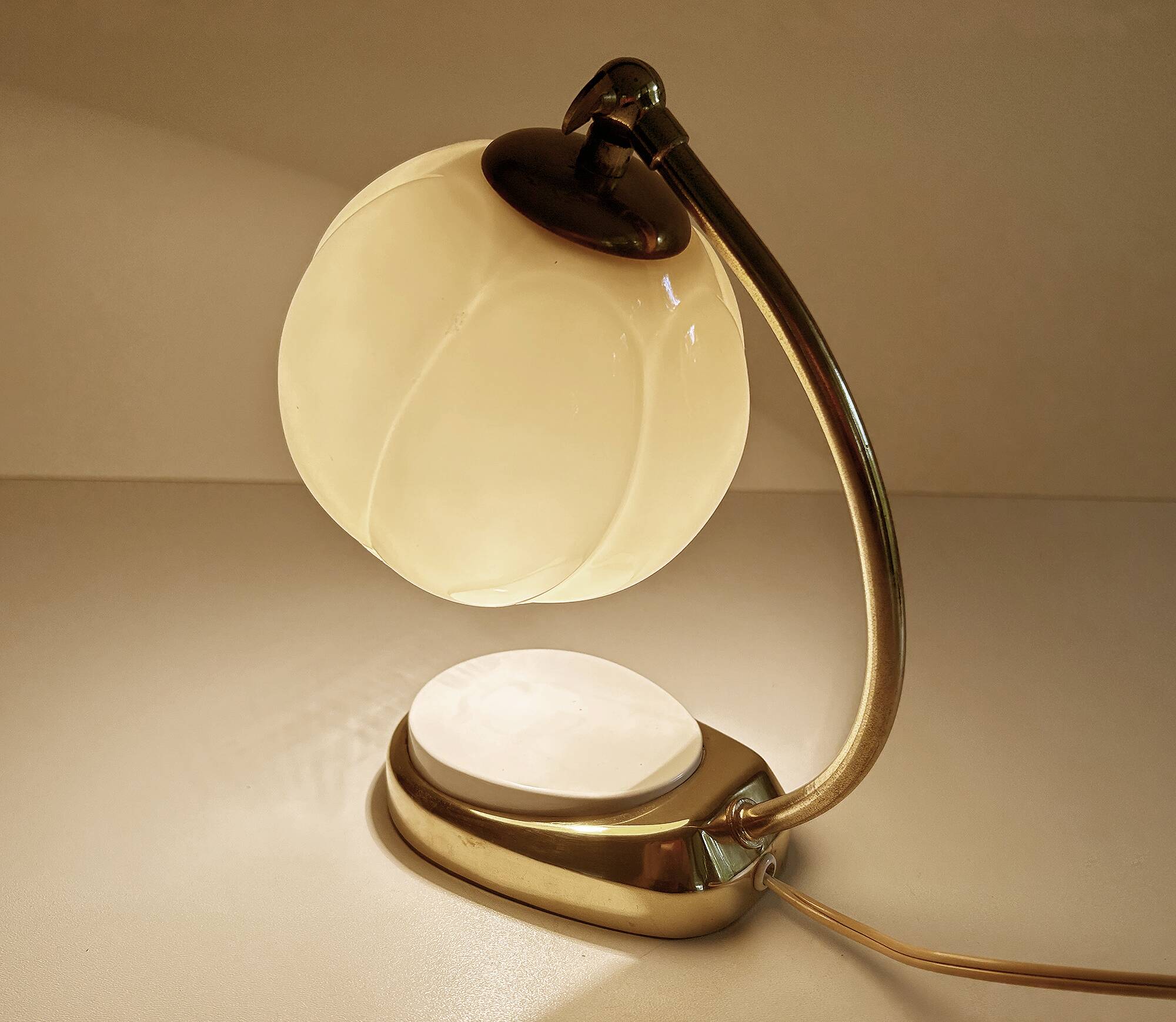 Lampe de table Art déco Bauhaus en verre et bakélite