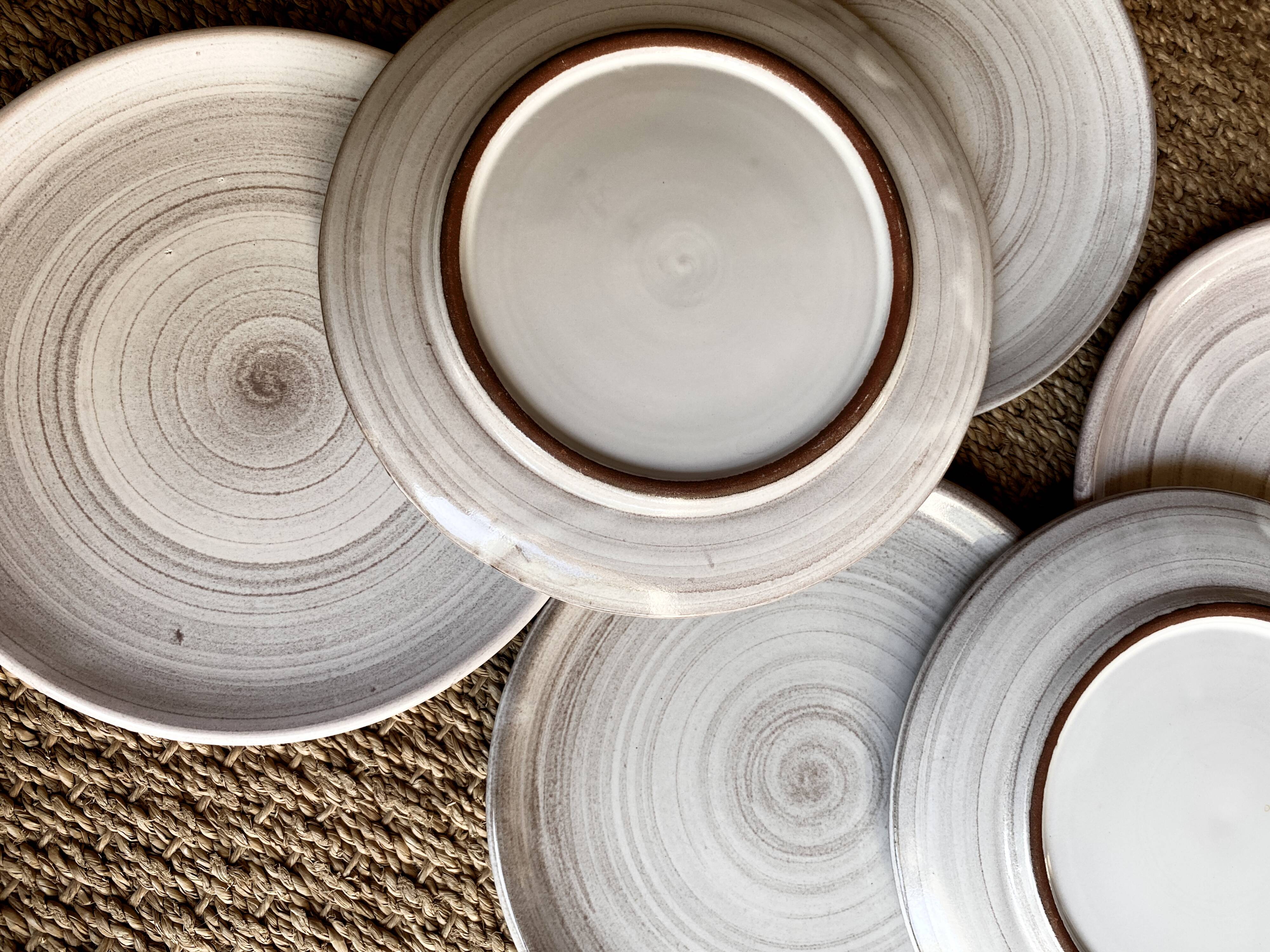 10 enamelled terracotta plates, 22 cm