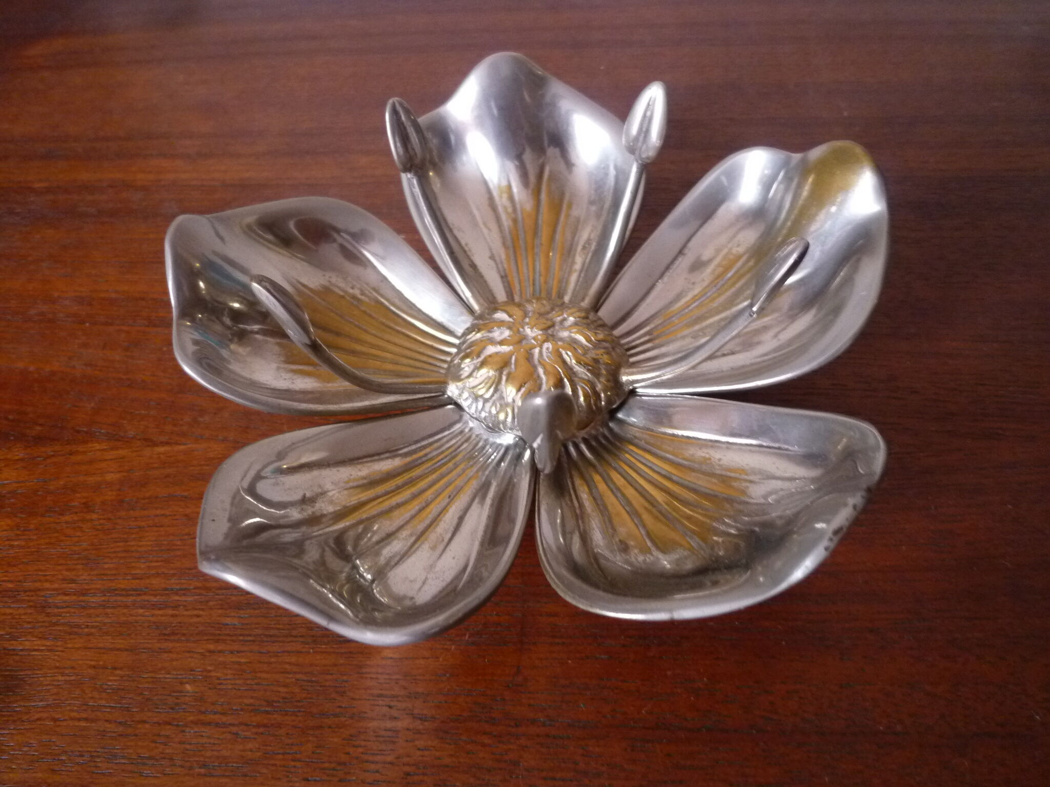 Individual ashtrays on decorative metal flower