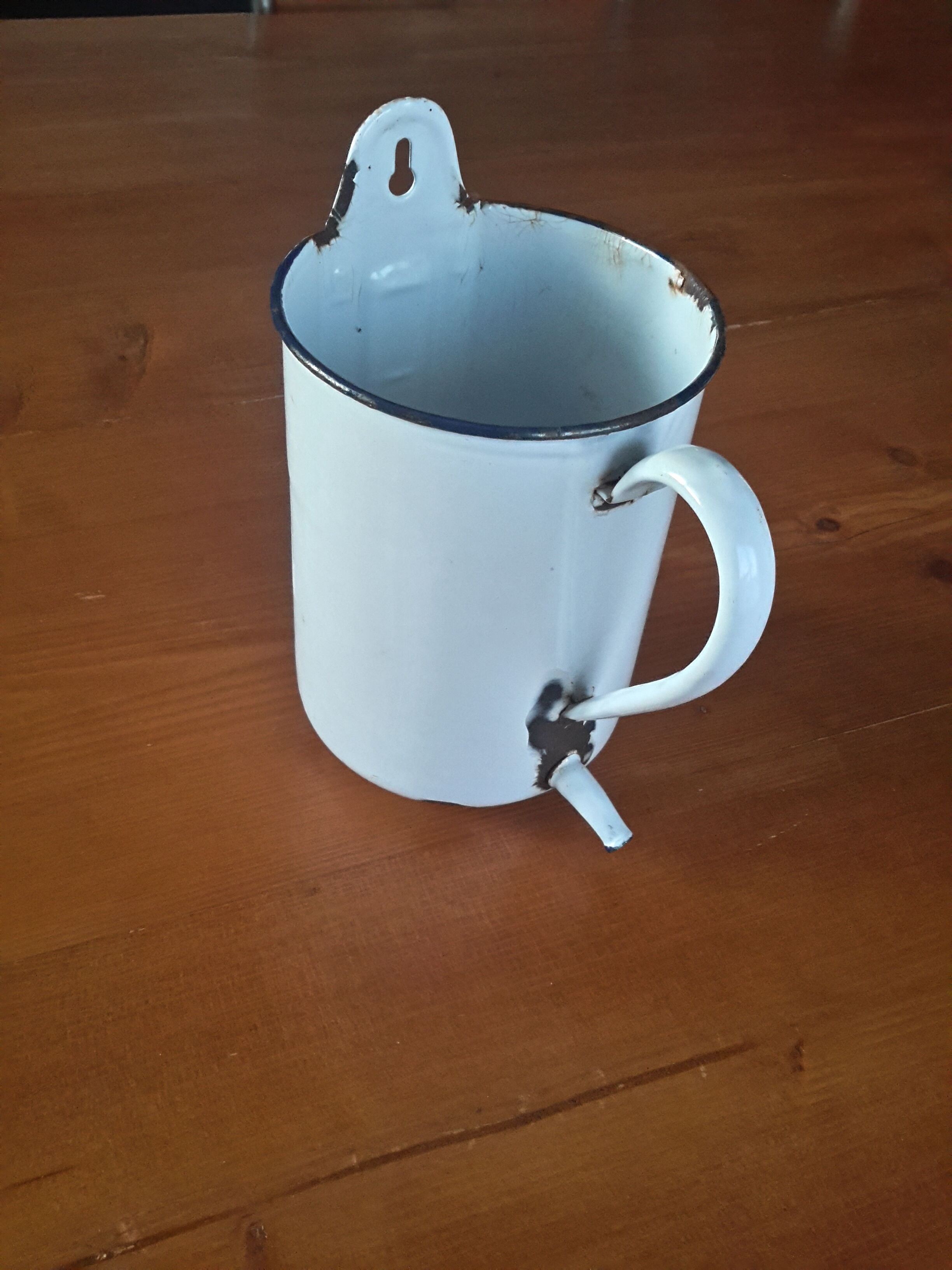 Enamelled water fountain