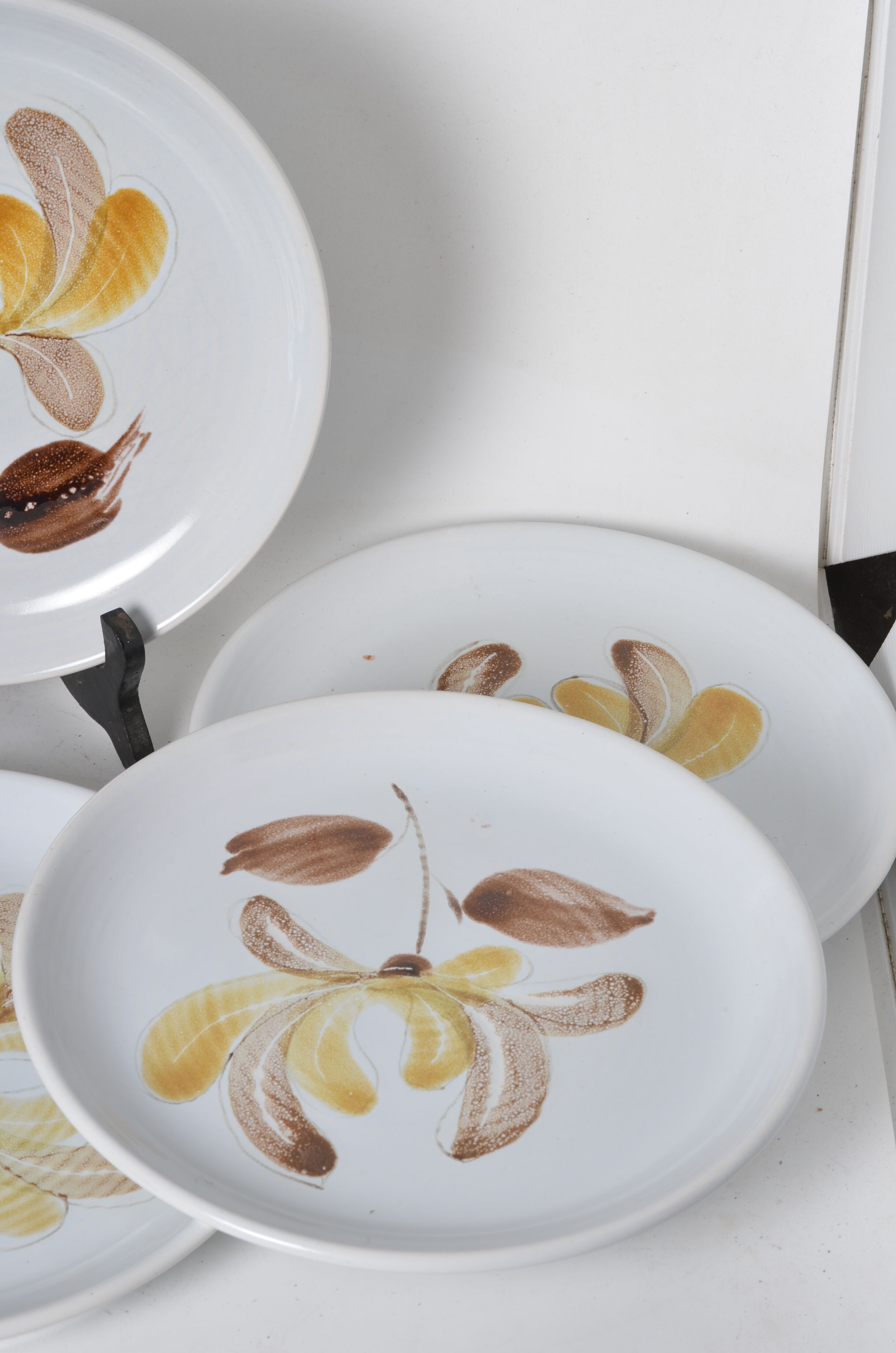 Flat plates in varnished stoneware iris pattern