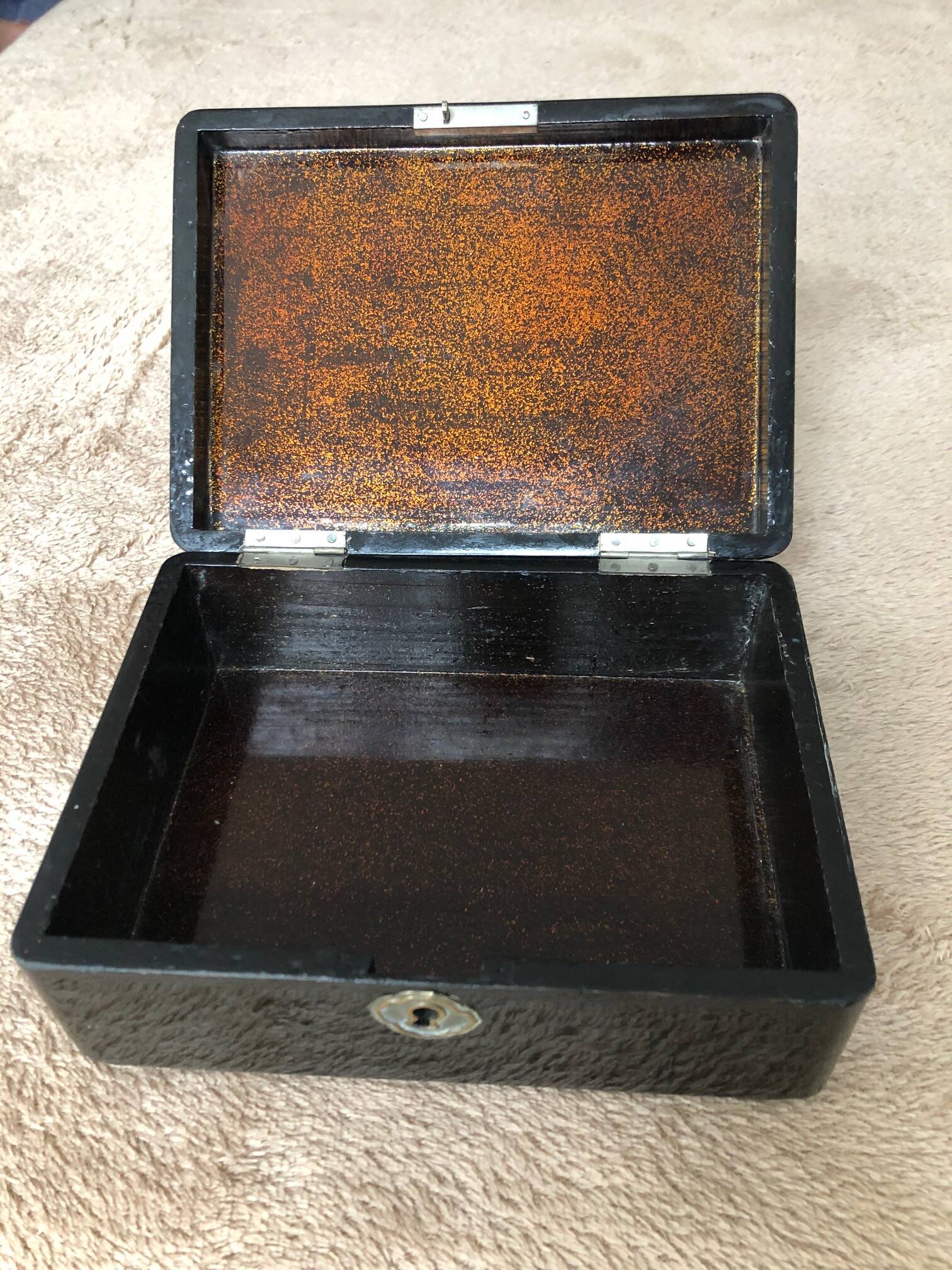 Old black lacquered jewelry box/box with gold Asian décor