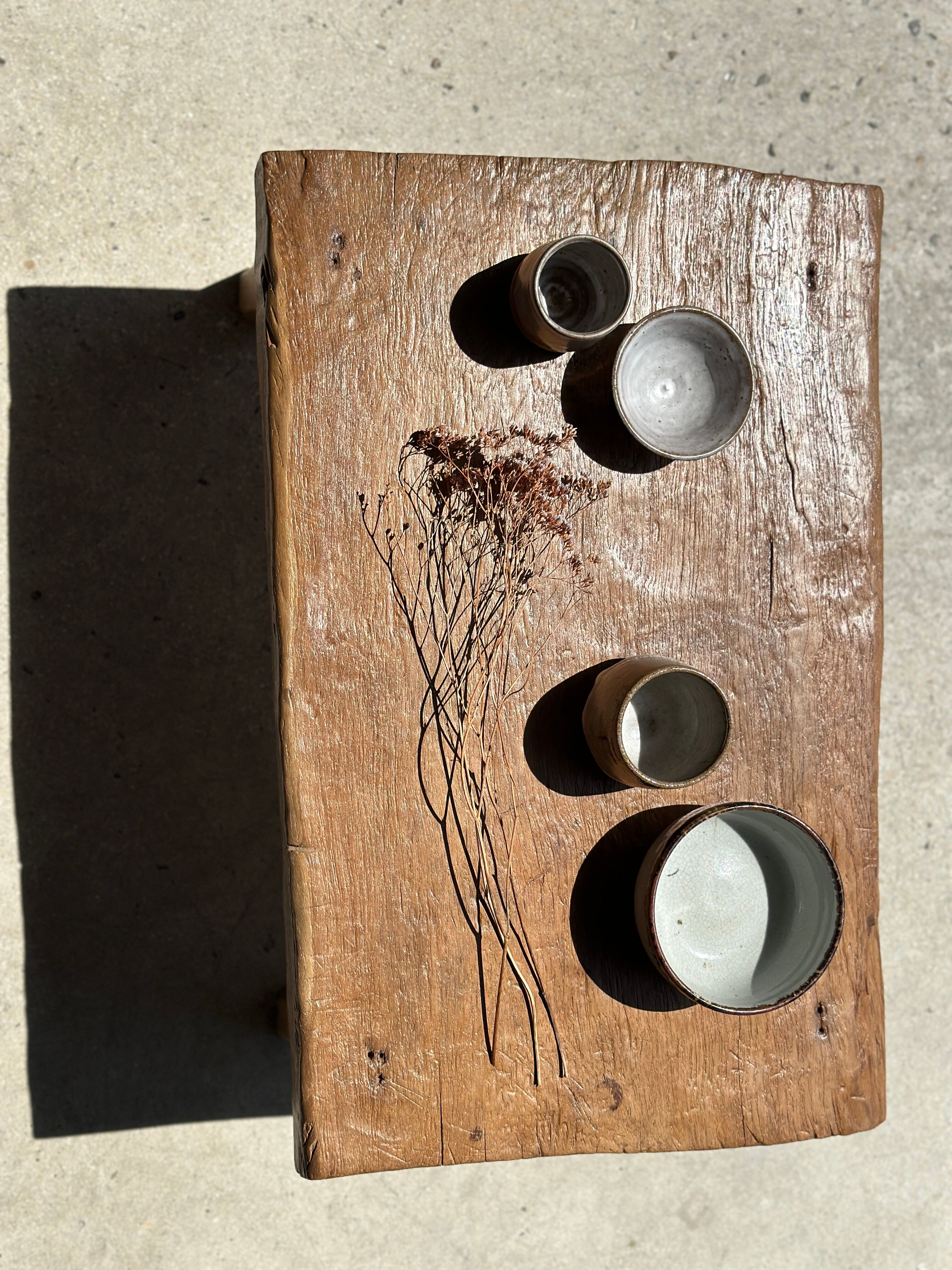 Coffee table in blond teak quadripod