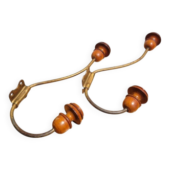 Paire de patères anciennes en bois et métal