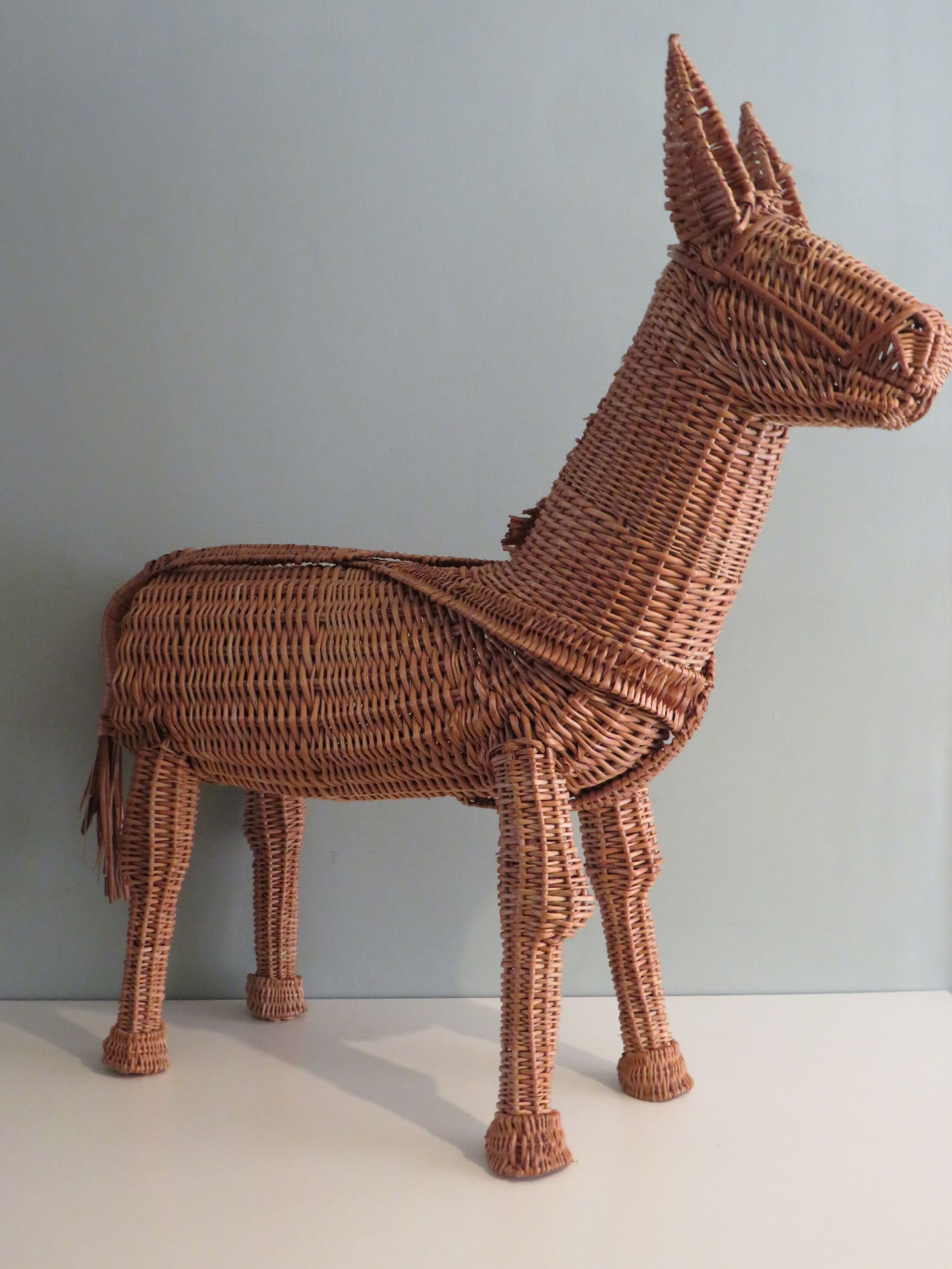 Large vintage reed easel