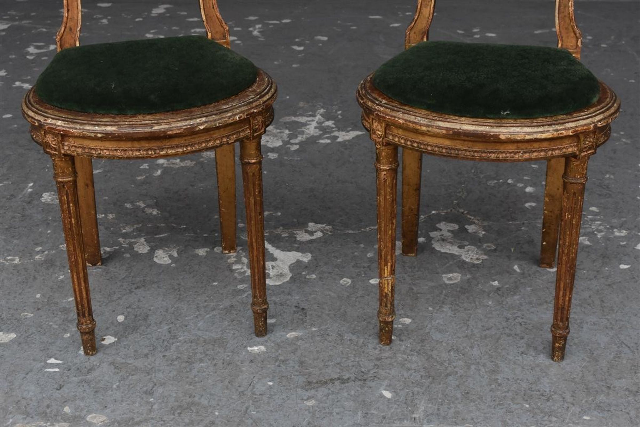Paire de chaises de style Louis XVI