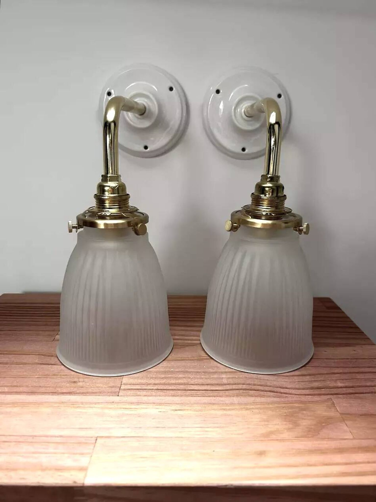 Paire d’appliques murales en verre strié