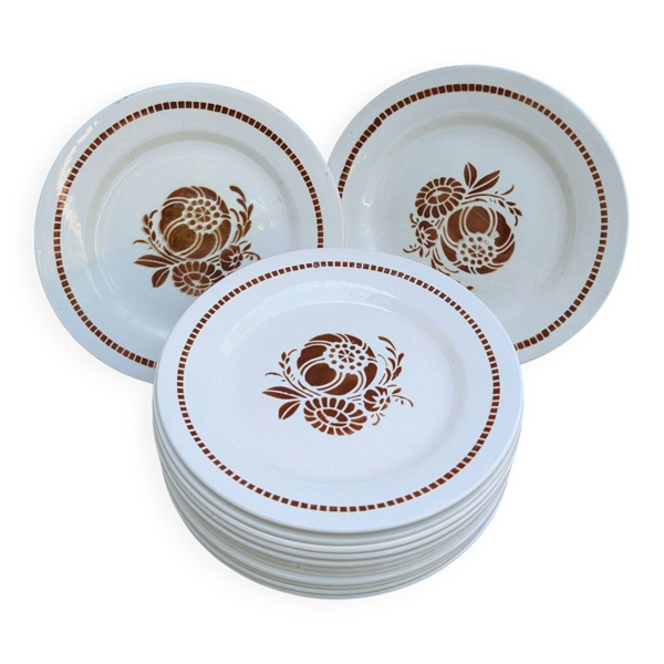 13 assiettes plates Saint-Amand Moulin des Loups, années 50