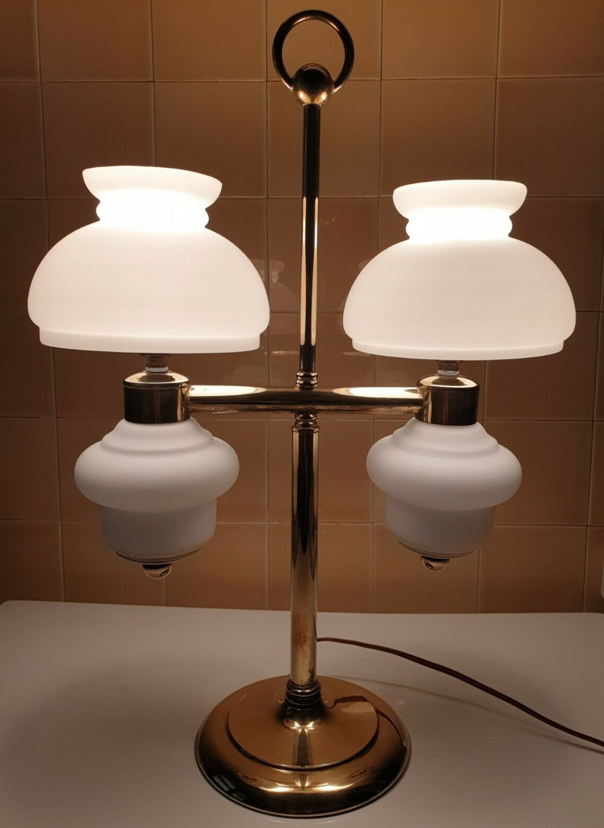 Lampe à poser, double feux, laiton et globes opaline, vintage, années 50