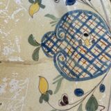 Plat ancien restauré à motif floral