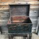 Coffre en bois incrustation métal sur socle