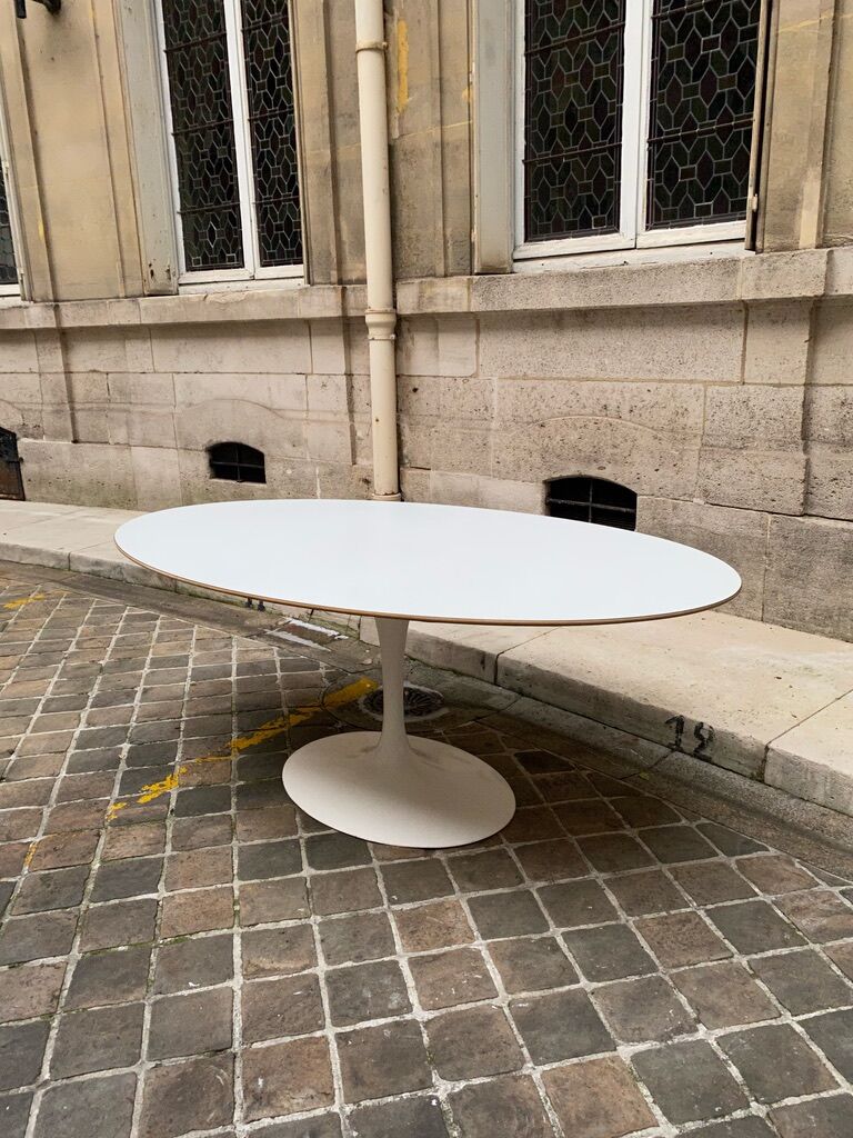 Eero Saarinen's oval tulip table for Knoll