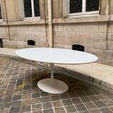 Eero Saarinen's oval tulip table for Knoll