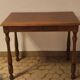 Table de style Louis-Philippe, en bois, avec tiroir et pieds tournés.