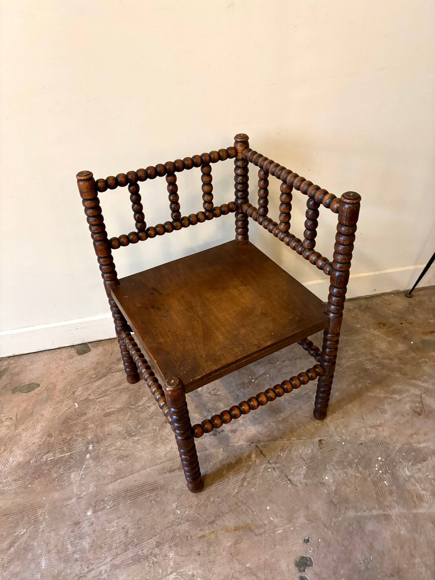 Chaise de coin en bois tourné