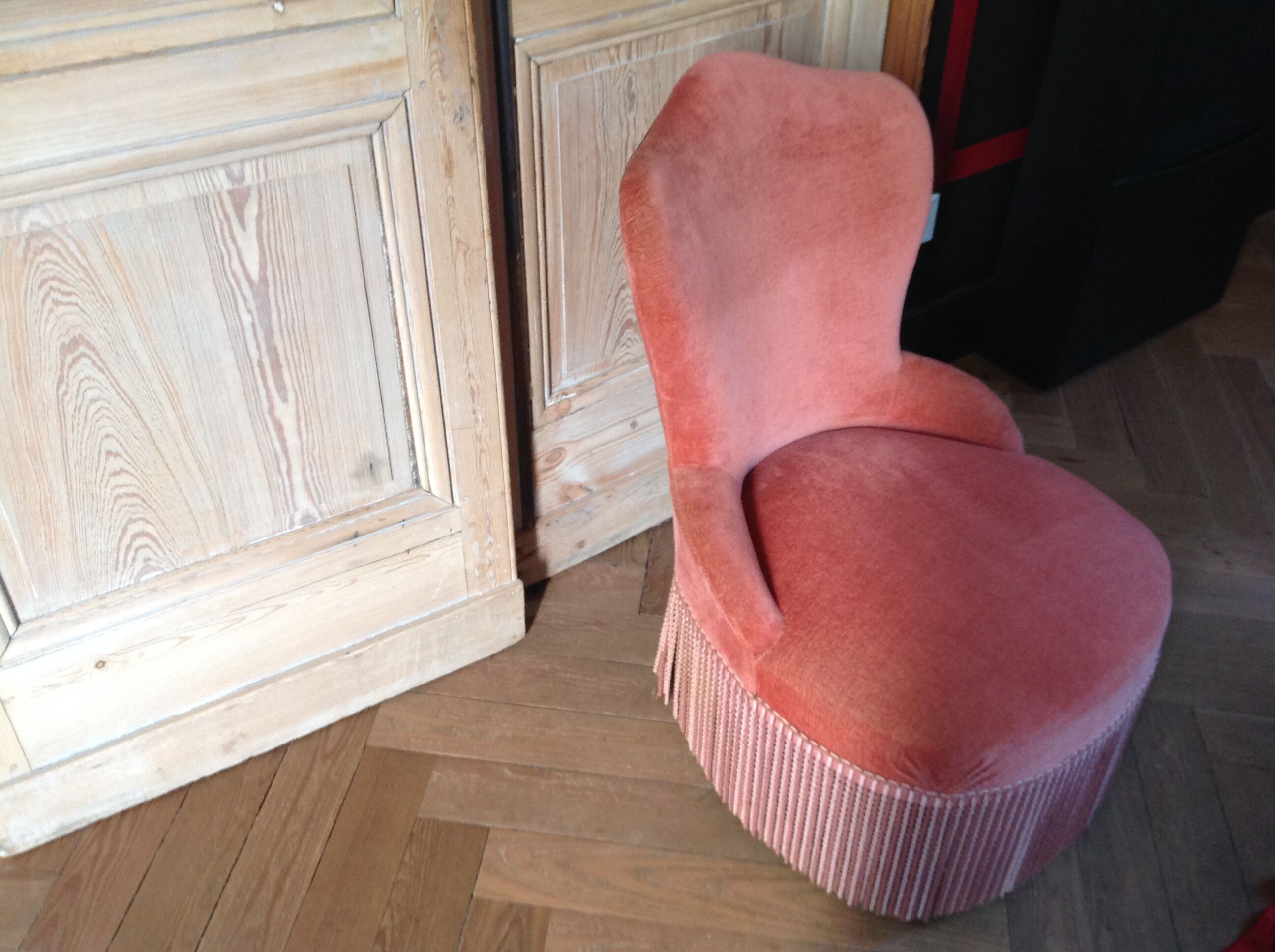 Pink velvet toad chair