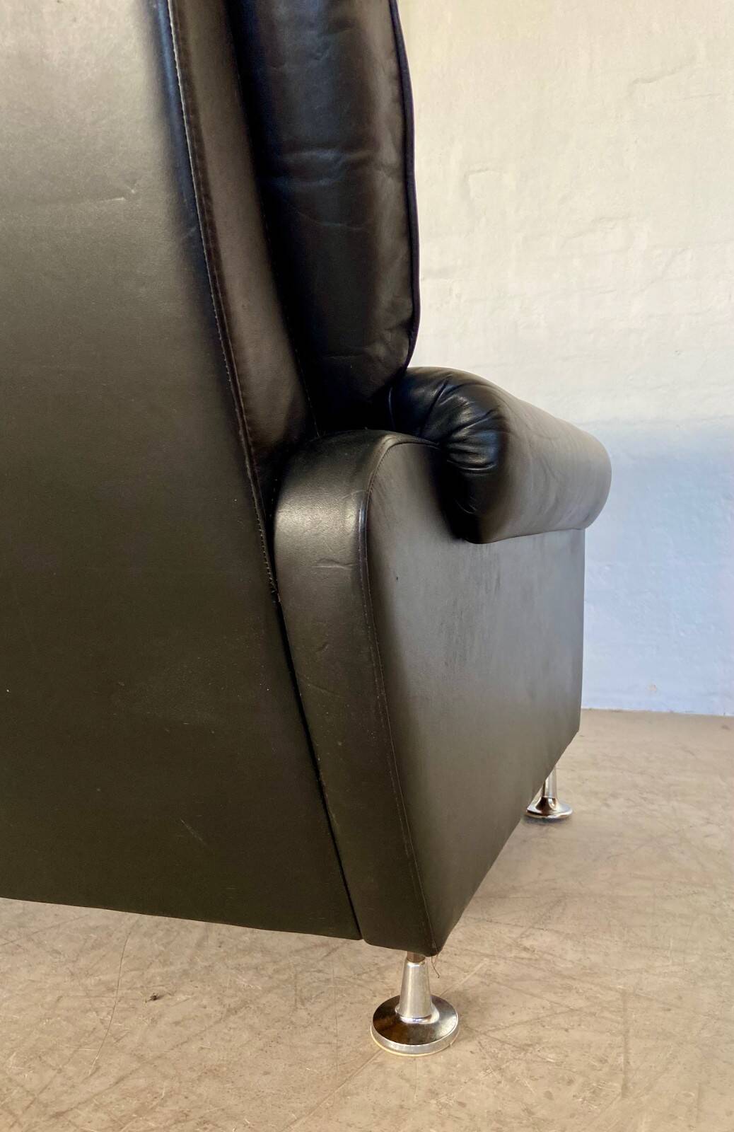 Canapé en cuir noir à boutons, vintage rétro danois pour 2 personnes, années 1970.
