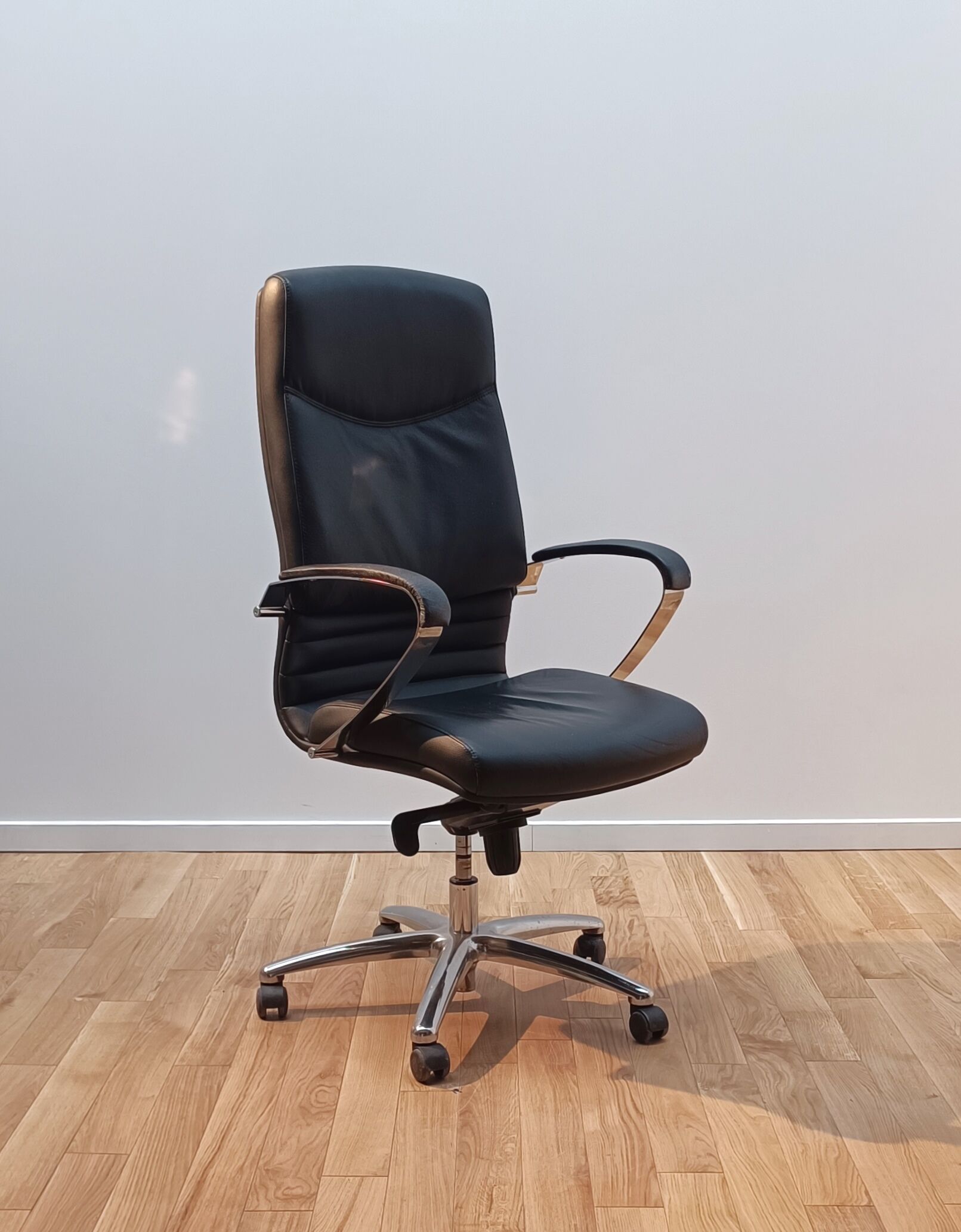Chaise de direction Chester, Kokoon Design