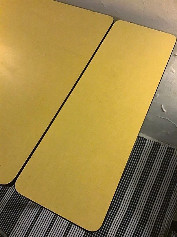 Table formica yellow and 2 red chairs