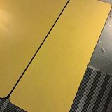 Table en formica jaune et 2 chaises rouges