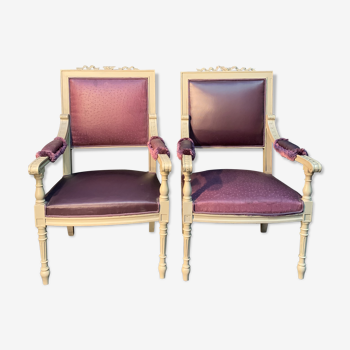 Paire de fauteuils de style Louis XVI gris à tapisserie inversée.