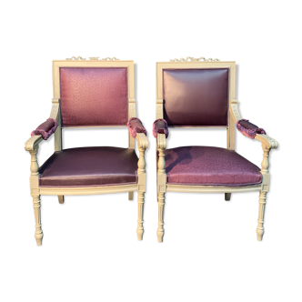 Paire de fauteuils de style Louis XVI gris à tapisserie inversée.