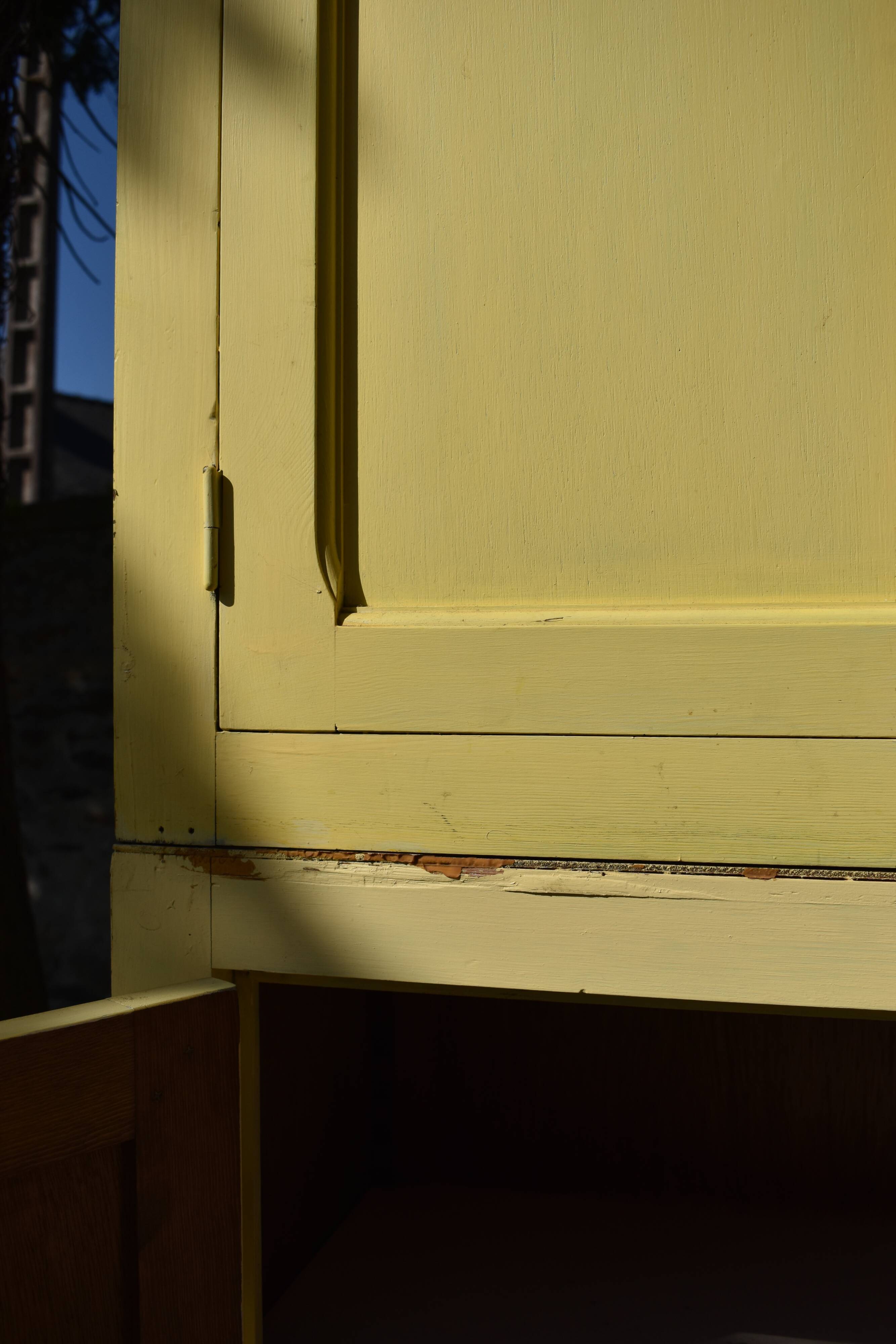 Armoire ancienne buffet jaune vintage parisien